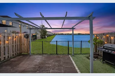 544 NE 206th Ln, Miami, FL 33179 - Photo 2