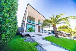 7520 W Treasure Dr, North Bay Village, FL 33141 - Photo 2