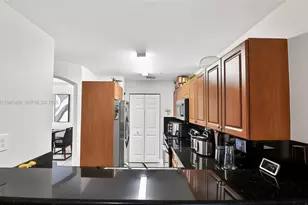 910 SW 143rd Ave, Pembroke Pines, FL 33027 - Photo 4