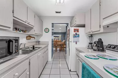 5307 SW 140th Pl, Miami, FL 33175 - Photo 8