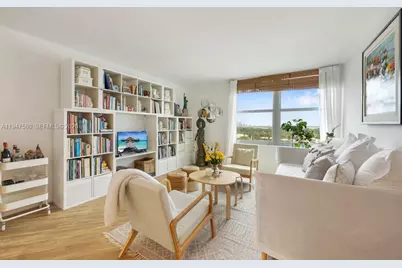 2899 Collins Ave #1638, Miami Beach, FL 33140 - Photo 2