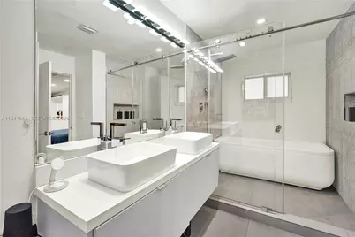 21015 NE 19th Ct, Miami, FL 33179 - Photo 32