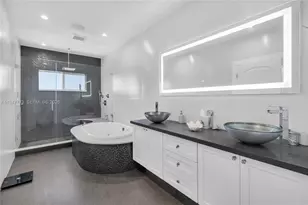 15560 NW 83rd Pl, Miami Lakes, FL 33016 - Photo 10