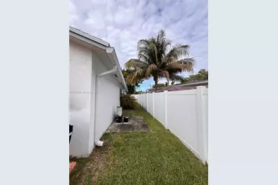 747 SW 6th St, Hallandale Beach, FL 33009 - Photo 18