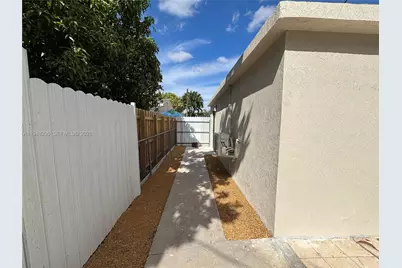 30 E 44th St #30, Hialeah, FL 33013 - Photo 10