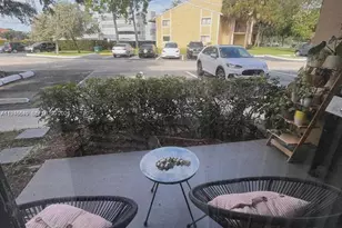 251 W Palm Cir W, Pembroke Pines, FL 33025 - Photo 6