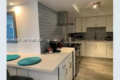 6039 Collins Ave #1131, Miami Beach, FL 33140 - Photo 4