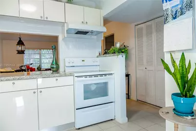 351 Cambridge Rd #107, Hollywood, FL 33024 - Photo 2