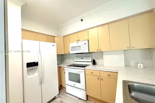 9340 Fontainebleau Blvd, Miami, FL 33172 - Photo 10