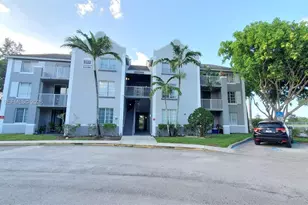 577 SW 111th Ln, Pembroke Pines, FL 33025 - Photo 2