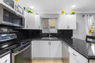 20134 W Lake Dr, Hialeah, FL 33015 - Photo 18