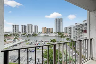 1000 Parkview Dr, Hallandale Beach, FL 33009 - Photo 32