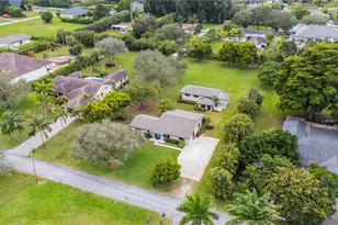 2751 SW 137th Terrace, Davie, FL 33330 - Photo 2