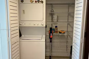 31 SE 5th St, Miami, FL 33131 - Photo 2