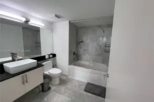 31 SE 5th St, Miami, FL 33131 - Photo 8