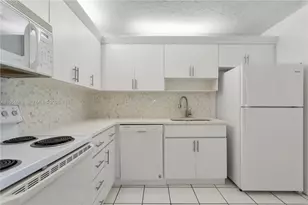 100 Lakeview Dr, Weston, FL 33326 - Photo 6