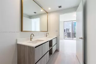77 SE 5th St, Miami, FL 33131 - Photo 8