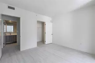 77 SE 5th St, Miami, FL 33131 - Photo 18