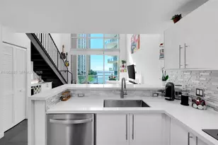 300 S Biscayne Blvd, Miami, FL 33131 - Photo 12