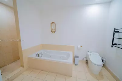 20000 E Country Club Dr #409, Aventura, FL 33180 - Photo 10
