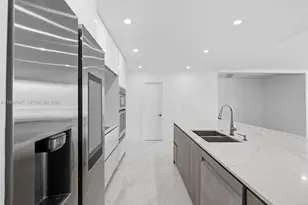 5005 Collins Ave, Miami Beach, FL 33140 - Photo 18