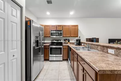 3213 SE 7th Ct, Homestead, FL 33033 - Photo 2