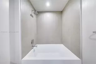 11 NE 6th St, Miami, FL 33132 - Photo 18