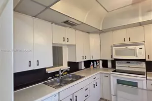 2805 Victoria Way, Coconut Creek, FL 33066 - Photo 10