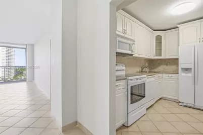 3731 N Country Club Dr #1421, Aventura, FL 33180 - Photo 6