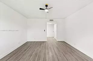 302 Lakeview Dr, Weston, FL 33326 - Photo 16