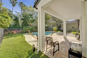 1367 Camellia Cir, Weston, FL 33326 - Photo 6