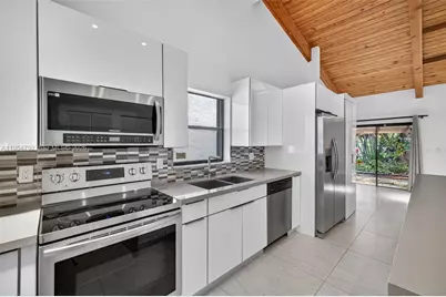 2619 S Parkview Dr, Hallandale Beach, FL 33009 - Photo 2