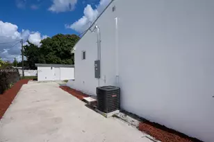 1221 NW 75th St, Miami, FL 33147 - Photo 40