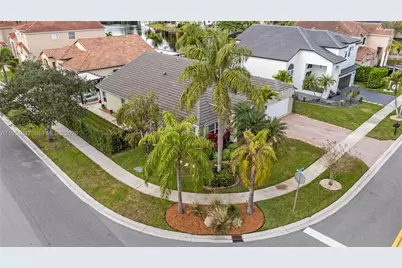 1024 NW 184th Way, Pembroke Pines, FL 33029 - Photo 6