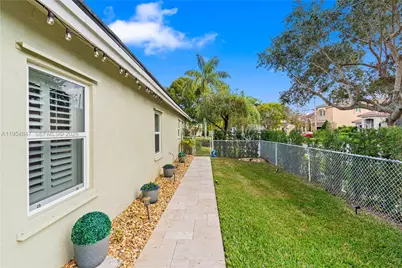 1024 NW 184th Way, Pembroke Pines, FL 33029 - Photo 32