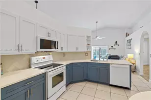 1024 NW 184th Way, Pembroke Pines, FL 33029 - Photo 4