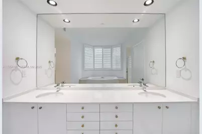 300 S Pointe Dr #303, Miami Beach, FL 33139 - Photo 8