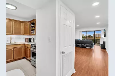 3675 N Country Club Dr #410, Aventura, FL 33180 - Photo 4