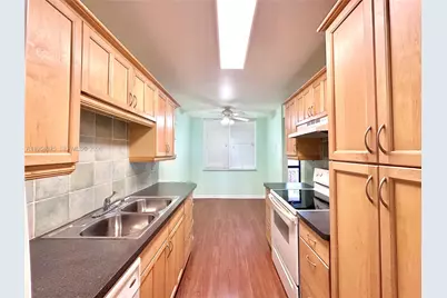 250 Jacaranda Dr #507, Plantation, FL 33324 - Photo 10