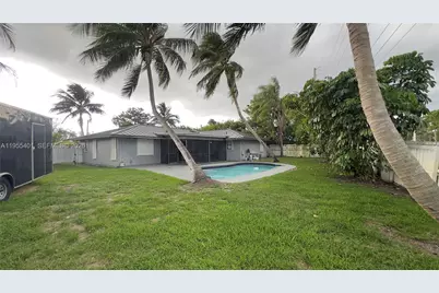 323 W Canterbury Dr W, Riviera Beach, FL 33407 - Photo 32