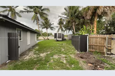 323 W Canterbury Dr W, Riviera Beach, FL 33407 - Photo 34