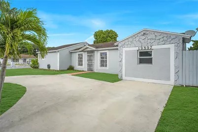 19897 NW 62nd Ave, Hialeah, FL 33015 - Photo 2