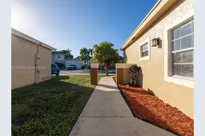 200 W Riverbend Dr, Sunrise, FL 33326 - Photo 12