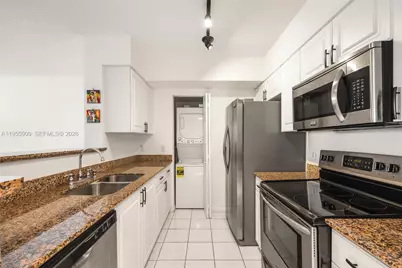 1155 Brickell Bay Dr #606, Miami, FL 33131 - Photo 8