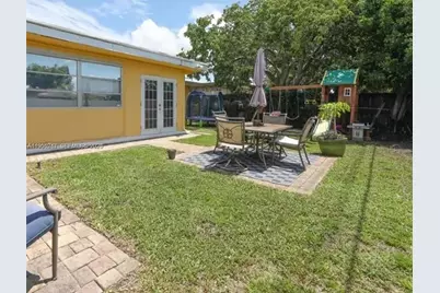 8520 NW 10th St, Pembroke Pines, FL 33024 - Photo 4