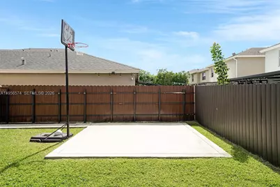 572 NE 6th Pl, Homestead, FL 33034 - Photo 4