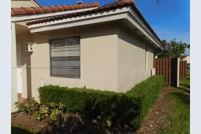 17038 NW 66th Ct, Hialeah, FL 33015 - Photo 2