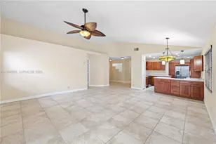 2707 Pinewood Ct, Davie, FL 33328 - Photo 4