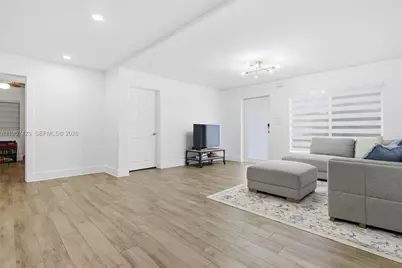 941 E 16th Pl, Hialeah, FL 33010 - Photo 8