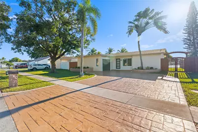 1221 NW 96th Ter, Pembroke Pines, FL 33024 - Photo 2